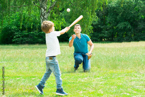 Plakat Chłopiec gra w baseball z ojcem
