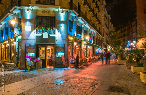 Plakat Wgląd nocy starej ulicy w Madrycie. Hiszpania