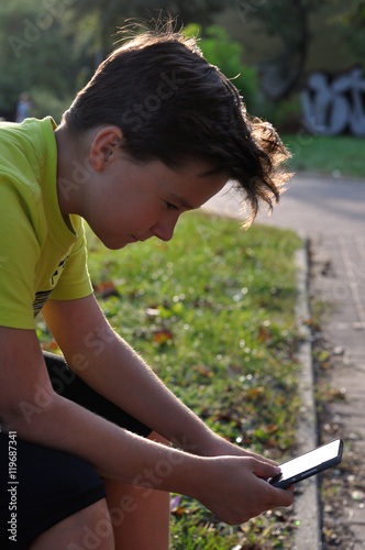 Photo  Chłopiec z telefonem