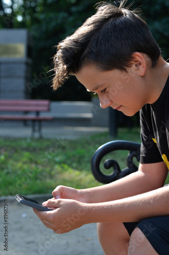 Photo  Chłopiec z telefonem