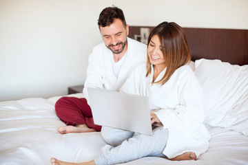 Wall Mural - Couple on vacation using a laptop