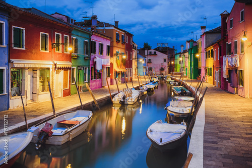 Fotografía Colourfully painted houses facade on Burano island in evening, province of Venic