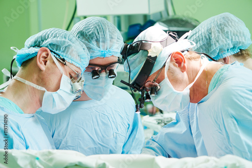 Cuadros en Lienzo male cardiac surgeon at child cardiosurgery operating room