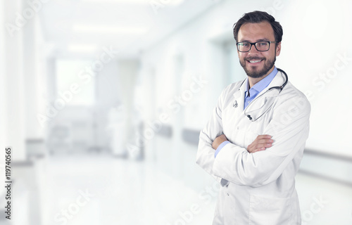 Fotografía smiling doctor in hospital with copy space