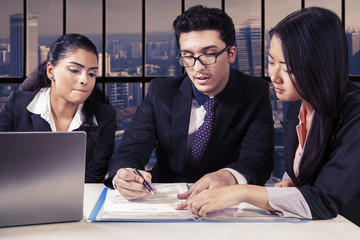 Canvas Print - Business team reading a business contract