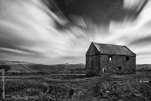 Photographie Impressionnant exposition longue paysage noir et blanc de barre abandonnée