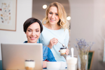 Wall Mural - Cute women working together