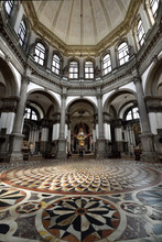 Innenaufnahme Der Kirche Santa Maria Della Salute In Venedig 
