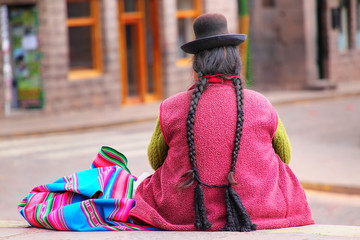 Canvas Print - Local woman sitting at Plaza de Armas in Cusco, Peru