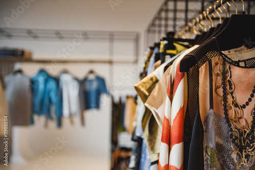 Fotomural Clothes on hangers in a retail shop