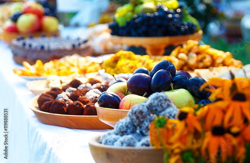 Fotografía Beautiful wedding feast in nature, abundance of meals on a table.