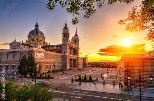 catedral-de-la-almudena-widok-na-katedre-w-madrycie-z-zachodzacym-sloncem
