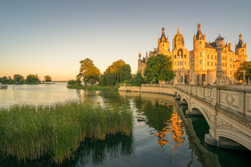 Wall Mural - Schloss in Schwerin im Sonnenuntergang, Mecklenburg-Vorpommern in Deutschland