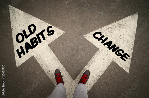 Fotografia OLD HABITS versus CHANGE written on the white arrows, dilemmas c