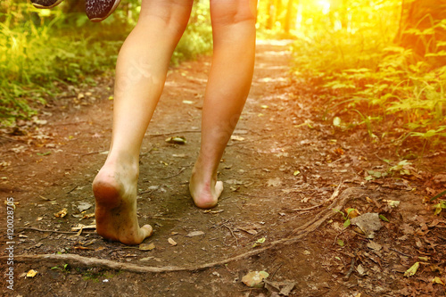 Fotografía feet walking along the forest path close up photo