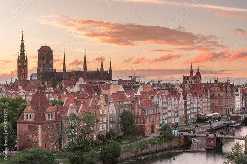 Zdjęcie XXL Historyczne centrum Gdańska, ratusz i kościół Mariacki wieczorem