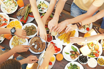 Poster - Friends eating on picnic