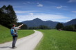 © rupbilder - Wanderer zeigt auf Berglandschaft