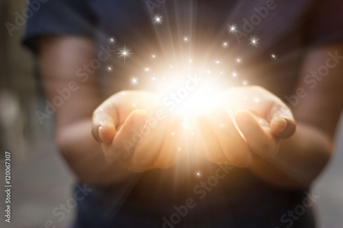 Cuadros en Lienzo Stardust and magic in woman hands on dark background