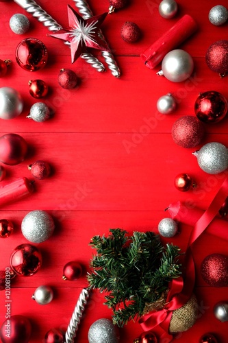 クリスマスツリーと赤と銀色のオーナメントボールとキャンドル 赤色背景 Stock Photo Adobe Stock クリスマスツリーと赤と銀色のオーナメントボールとキャンドル 赤色背景 Stock Photo Adobe Stock