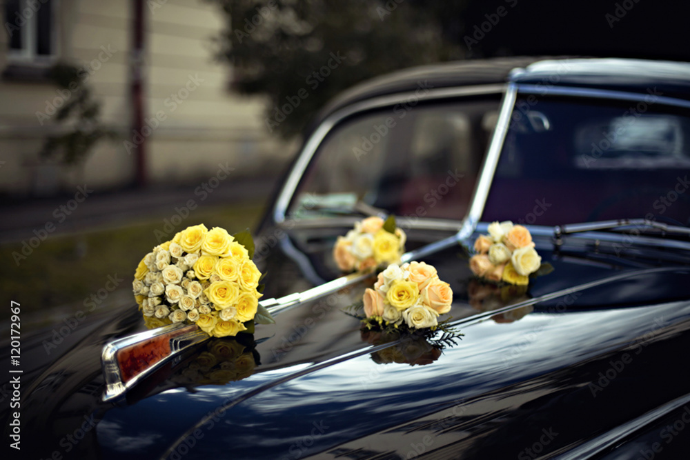 Vintage car decarated with yellow roses - obrazy, fototapety, plakaty 