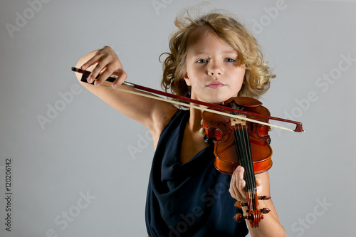 Plakat Dziewczyna bawić się skrzypce na bielu