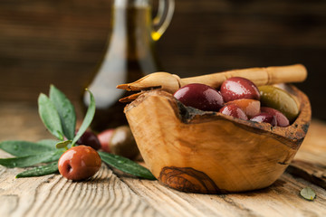 Canvas Print - Olives in a bowl with spices oregano