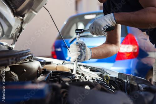Zdjęcie XXL Mechanik pracuje w auto naprawy garażu. Utrzymanie samochodu