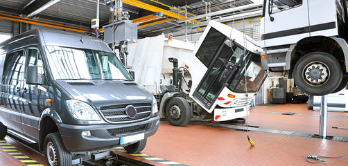 Fahrzeuge in einer Autowerkstatt // interieur of a car repair shop