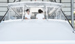 © davidaguerophoto - hombres hablando en la cabina del barco