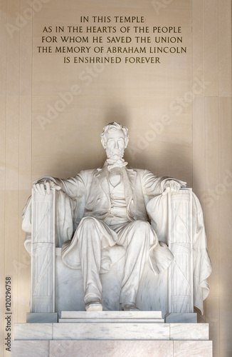 The Abraham Lincoln Statue at the Lincoln Memorial in Washington Tableau sur Toile