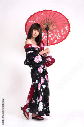 女性モデルが 浴衣 和服 を着ています Stock 写真 Adobe Stock
