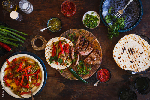 Fotomural Tiras de carne de vacuno. Comida mexicana.