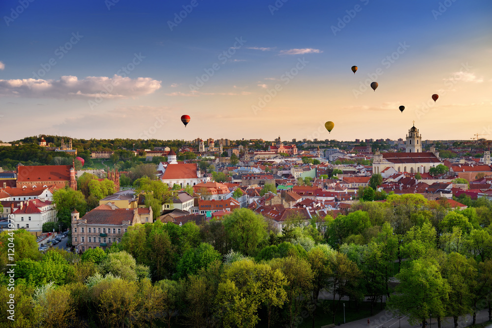 Obraz na płótnie Beautiful panorama of Vilnius old town with hot air balloons in the sky w salonie