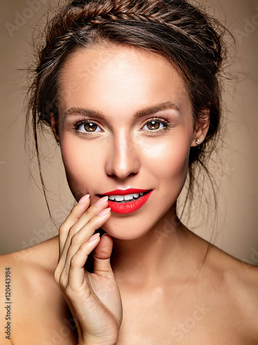 Fotomural Retrato de modelo de mujer hermosa con maquillaje diario fresco y labios rojos y
