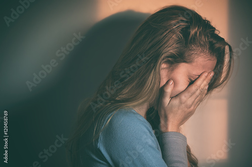 Fotomural A woman sitting alone and depressed