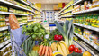 Einkaufswagen mit gesunden Lebensmitteln im Supermarkt