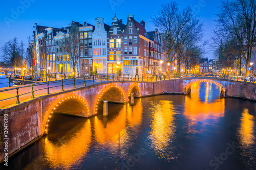 Dekoracja na wymiar  widok-na-dom-nad-kanalem-w-nocy-w-amsterdamie-holandia