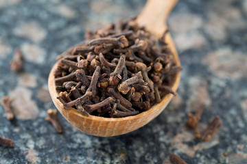 Sticker - cloves in a wooden spoon