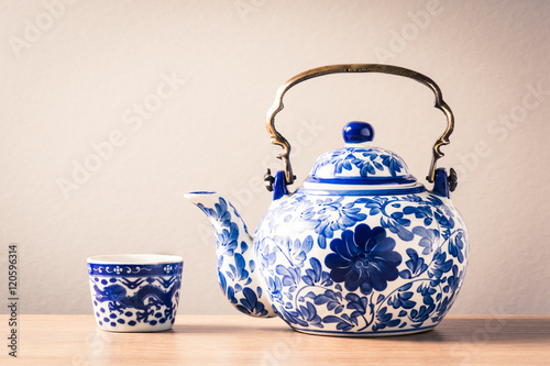 Fényképezés still life photography : traditional chinaware teapot and tea in cup on wood tab