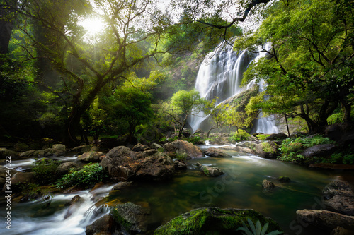 halny-strumien-i-siklawa-w-jesieni-khlong-lan-park-narodowy-kamphaeng-phet-prowincja-tajlandia