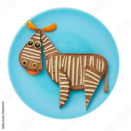 zebra-zrobiona-z-chleba-i-warzyw-na-niebieskim-talerzu