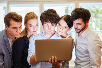 Poster - Business Team schaut auf Laptop