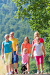 © Kzenon - Familie beim Spaziergang in der Natur