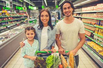 Wall Mural - Family in the supermarket