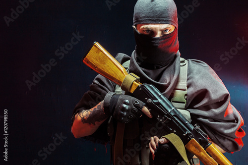 Fotografía Terrorist with his weapon. Concept about terrorism