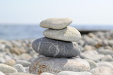 Fototapeta Tulipany - Камни/ Камни сложенные друг на друга на фоне глечного пляжа и моря