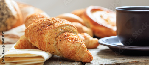 Cuadros en Lienzo A cup of coffee and a croissant