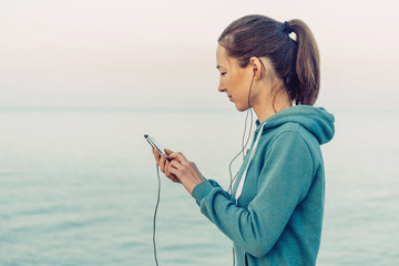 Poster - Fitness woman chooses the music