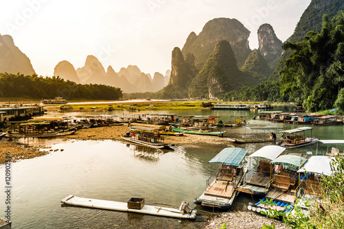 Fotografía Traditionelle Schifffahrt auf dem Lijiang, Guilin, China